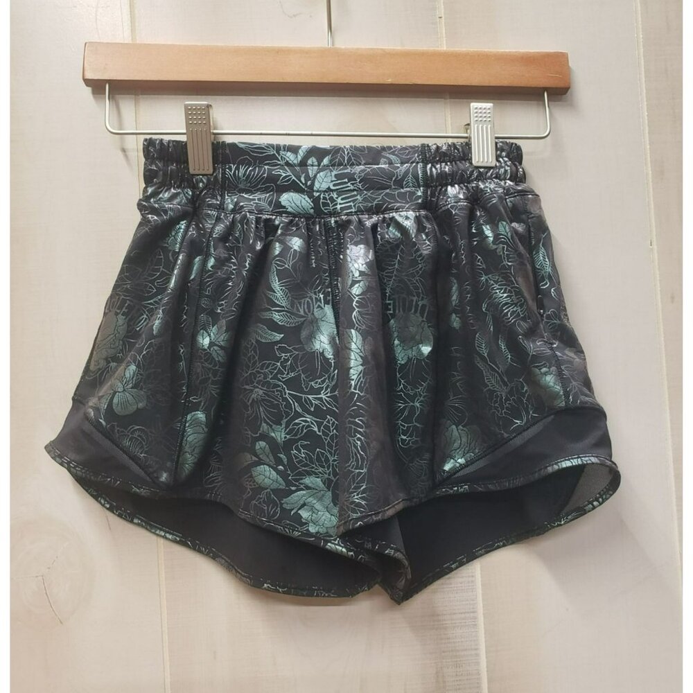 Lululemon Hotty Hot Low-Rise Lined Short 4", Sz 2, Black Iridescent Foil W7BCIT